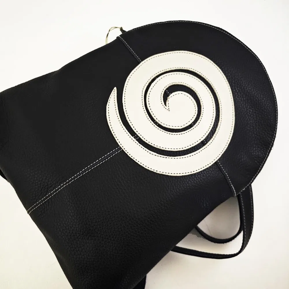 Mochcila espiral de piel negra. Mochila espiral negra de cuero auténtico para mujer. Mochila espiral de mujer.