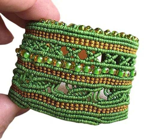 Brazalete macramé verde y dorado