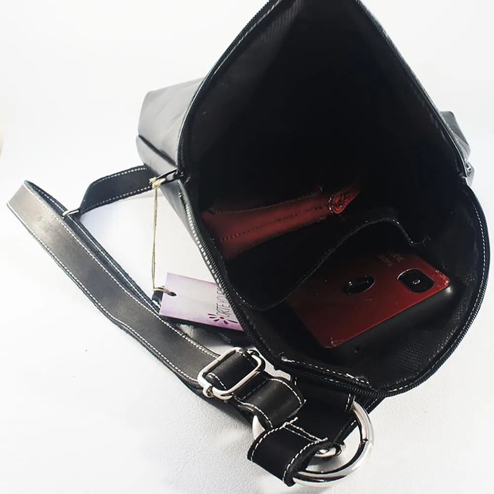 Mochcila espiral de piel negra. Mochila espiral negra de cuero auténtico para mujer. Mochila espiral de mujer.