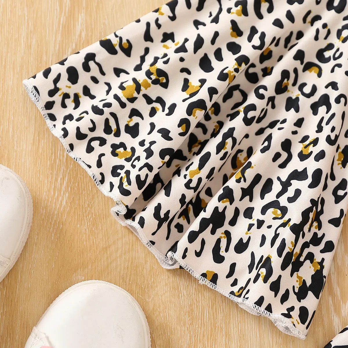 Ayzozuy Conjunto de ropa de verano de 2 piezas con estampado de letras y pantalones acampanados con estampado de leopardo
