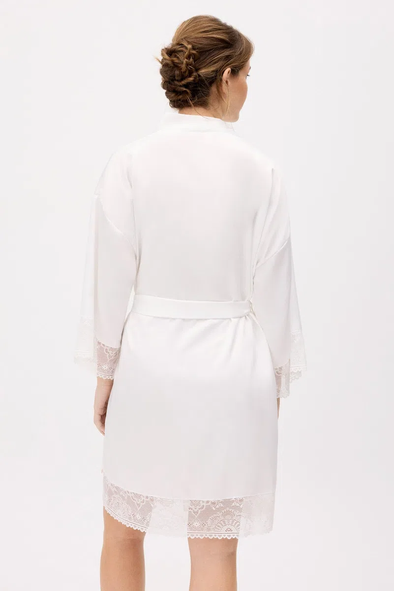 YSABEL MORA Bata de Manga Larga. Colección Bridal. Bata de Satén Ideal para Novias con Detalles de Encaje que Complementa Perfectamente el Ajuar de Novia..