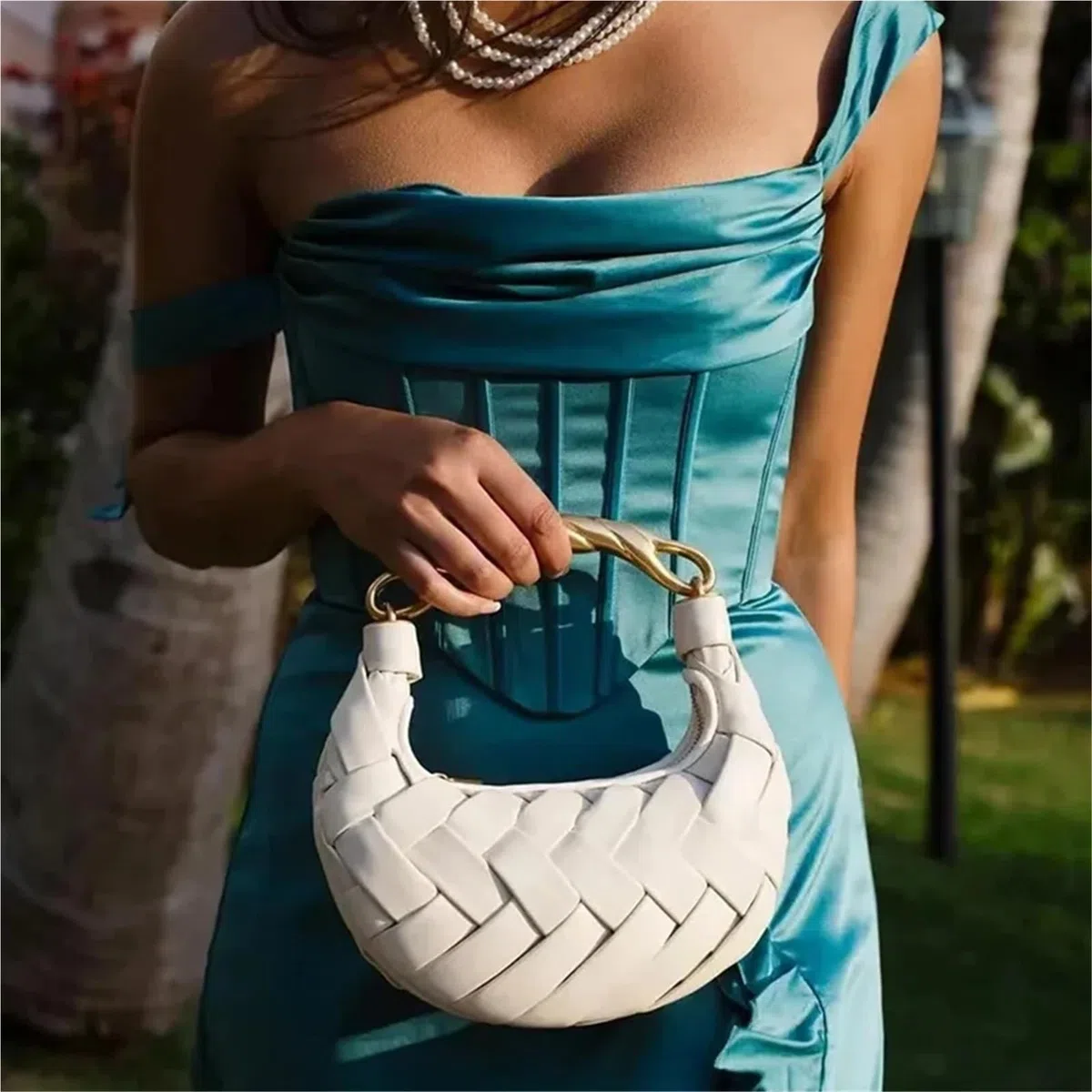 Bolsos De Cuero Trenzado Bolso de mano for mujer, de piel sintética trenzada, tejido a mano, con asa de metal tipo cartera.