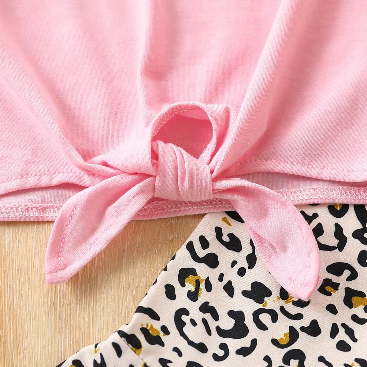 Ayzozuy Conjunto de ropa de verano de 2 piezas con estampado de letras y pantalones acampanados con estampado de leopardo