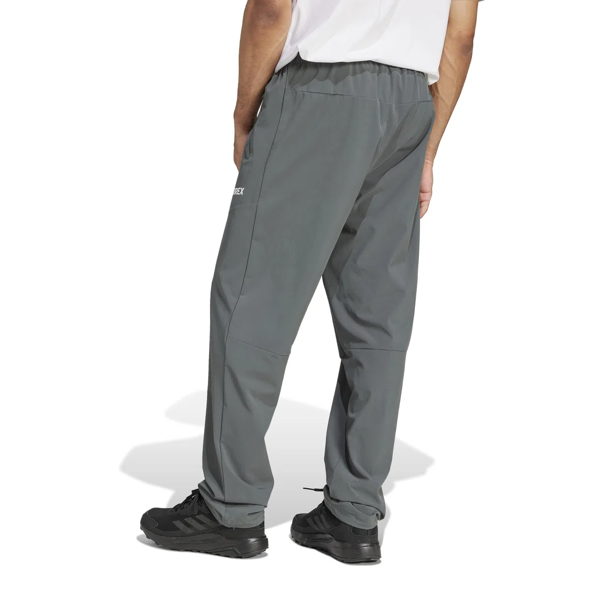 adidas Men's Pantalón elástico Multi Essentials