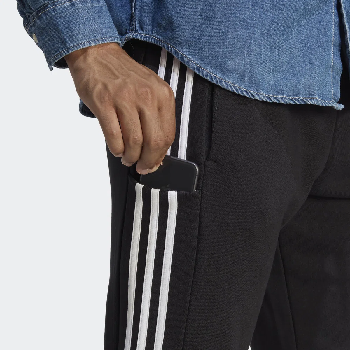 adidas Hombre Essentials French Terry Tapered Cuff 3-Stripes Pants, Black / White, M Short