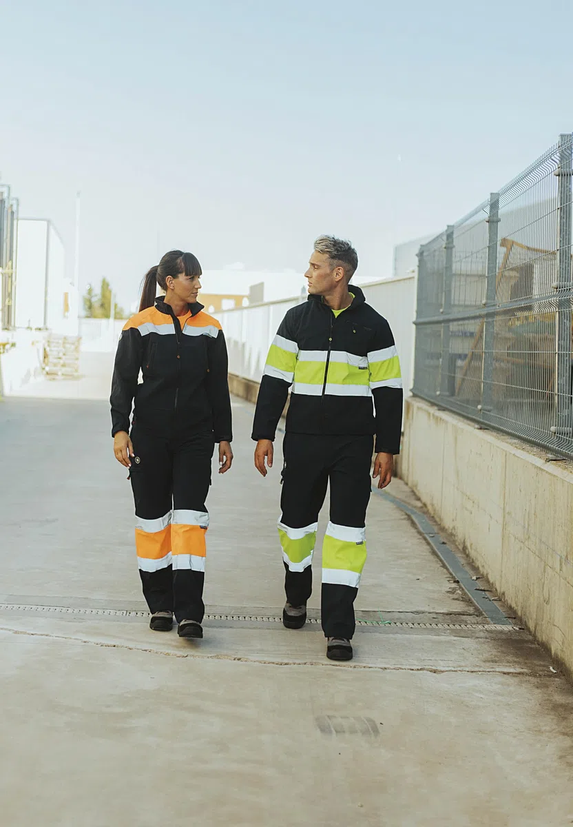WORKTEAM Pantalón Softshell Alta Visibilidad y Cintas Reflectantes, Alta Capacidad Térmica, Cortavientos y Repelente Agua, Multibolsillos con Cremallera. Unisex