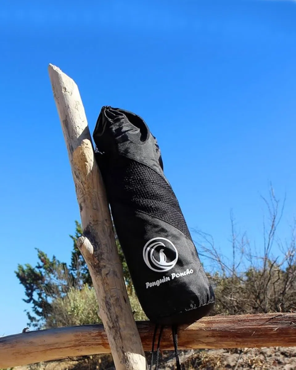 Poncho surfero con capucha, riñonera y bolsa de transporte; sirve como toalla, ayuda para cambiar de ropa y albornoz; talla única para hombre y mujer
