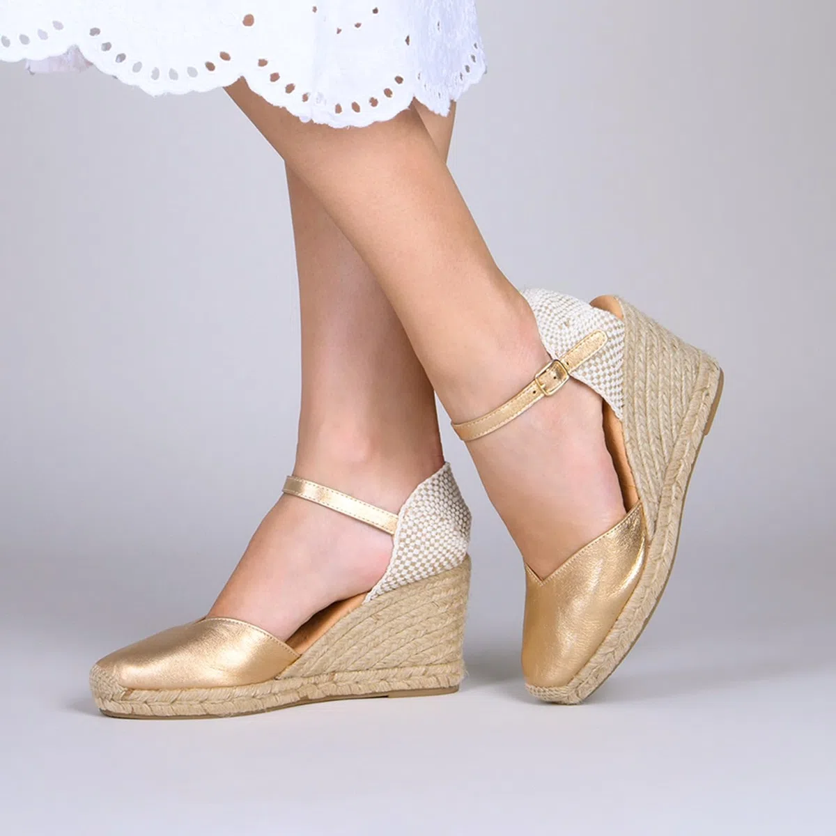miMaO. Cuñas altas de esparto con plantilla acolchada de gel. Sandalias de piel. Artesanía Española