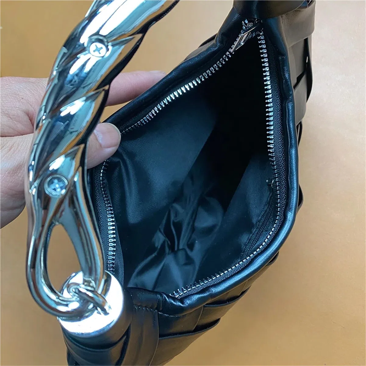 Bolsos De Cuero Trenzado Bolso de mano for mujer, de piel sintética trenzada, tejido a mano, con asa de metal tipo cartera.