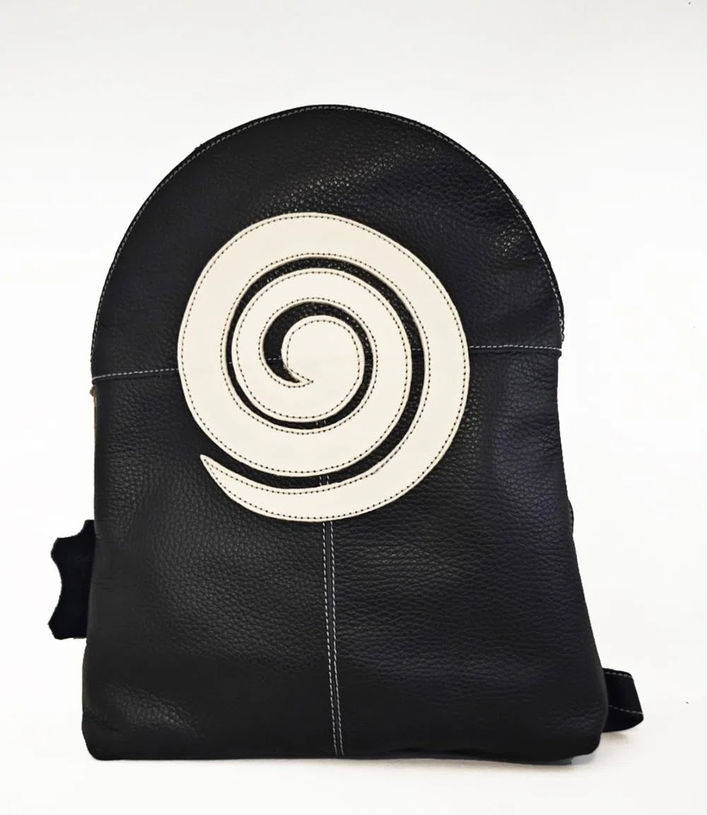 Mochcila espiral de piel negra. Mochila espiral negra de cuero auténtico para mujer. Mochila espiral de mujer.