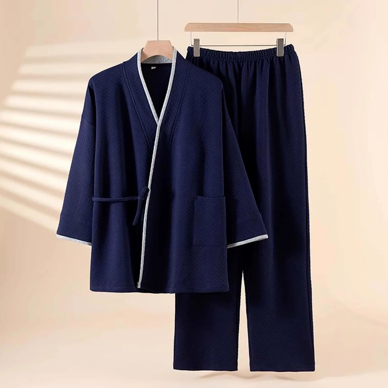 Conjunto de pijama de tela de poliéster para hombre, estilo kimono, cuello chal y botón frontal, ropa de hogar suave para ropa de dormir, noches en casa, estancias de viaje, con estilo práctico para