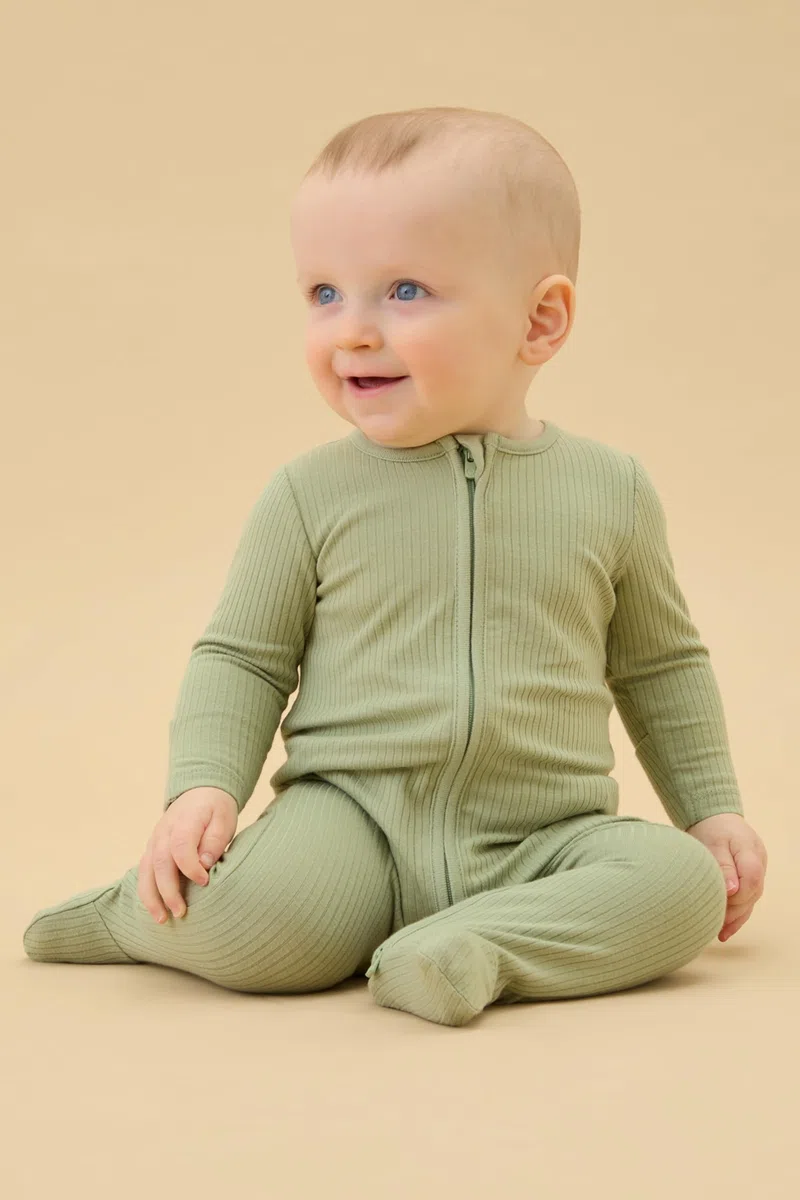 MORI Pijama Unisex de canalé con Cremallera bidireccional para bebé en Color Salvia - Ropa de Dormir cómoda de bambú y algodón orgánico - Pijama para niños pequeños con diseño de pies - 3-6 Meses