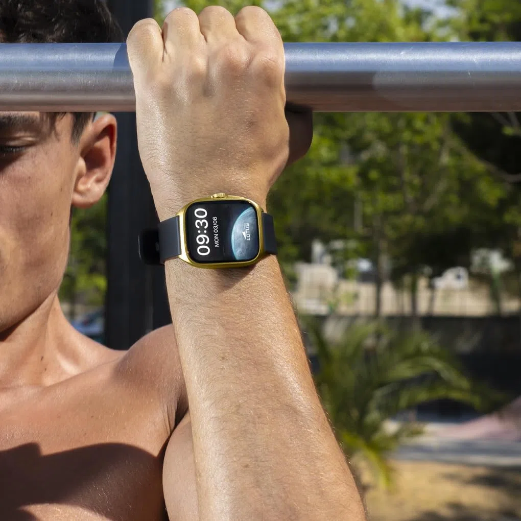 LOTUS Reloj Inteligente Hombre Mujer - Caucho Negro | Resistente al Agua IP65, Voz IA, Control Música, Cuenta Pasos y Calorías, Teléfono 50211/1 Ondas 2, Smartime 2nd Gen