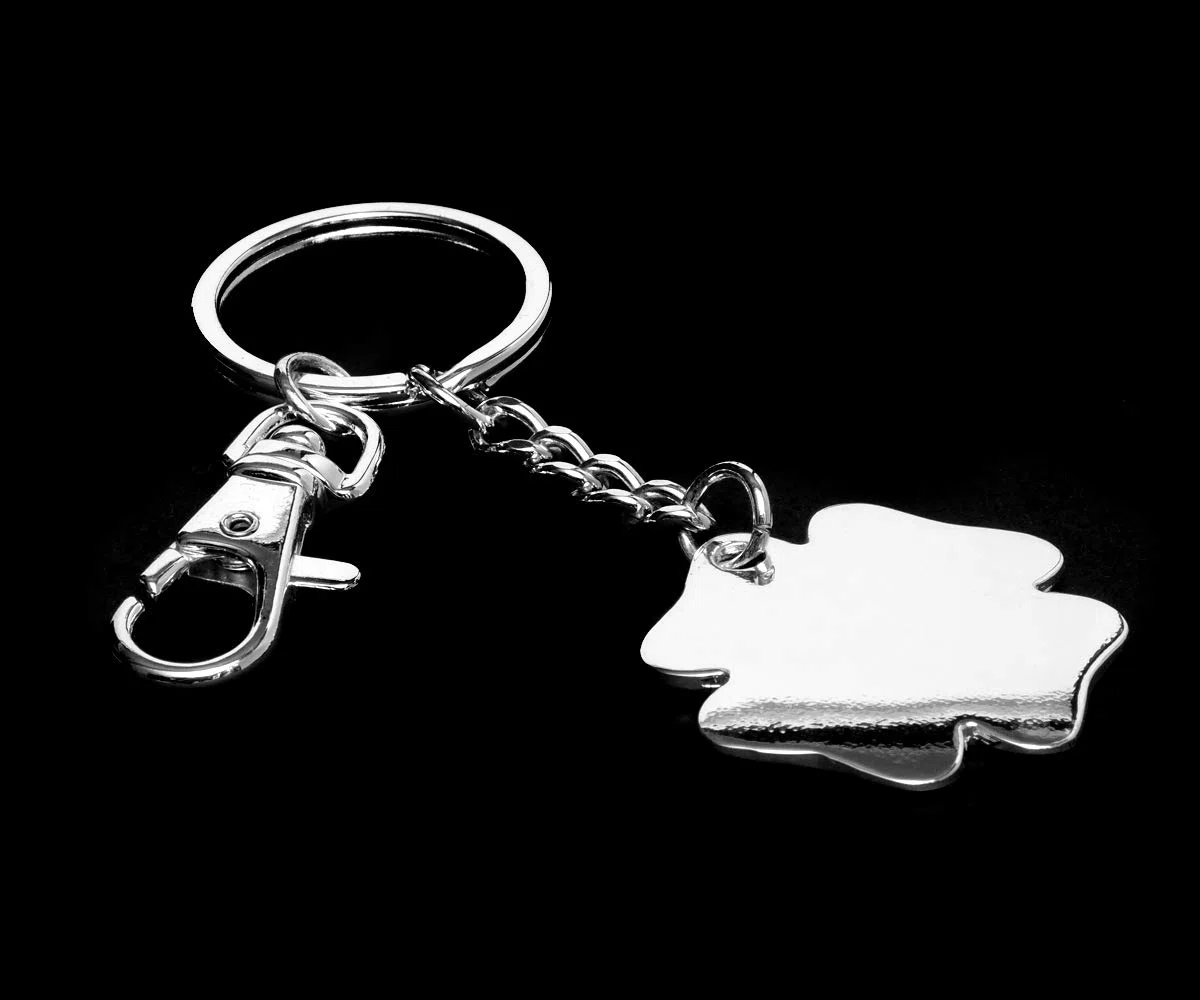 Llavero de diseño de trébol bañado en plata, amuleto de la suerte, colgante de metal plateado brillante de cuatro hojas