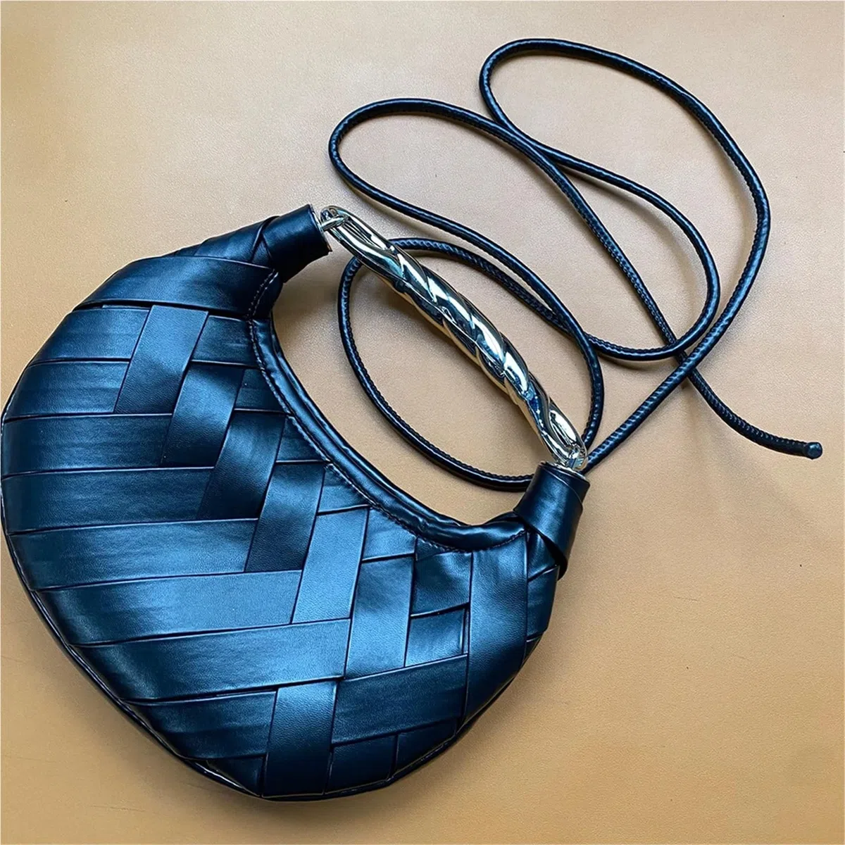 Bolsos De Cuero Trenzado Bolso de mano for mujer, de piel sintética trenzada, tejido a mano, con asa de metal tipo cartera.
