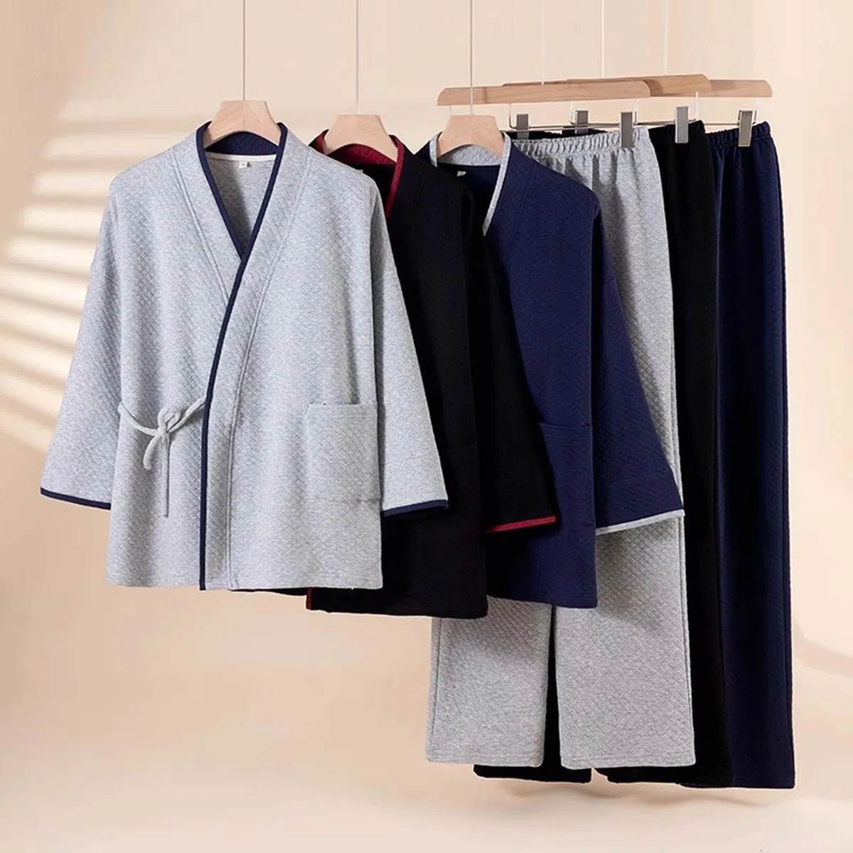 Conjunto de pijama de tela de poliéster para hombre, estilo kimono, cuello chal y botón frontal, ropa de hogar suave para ropa de dormir, noches en casa, estancias de viaje, con estilo práctico para