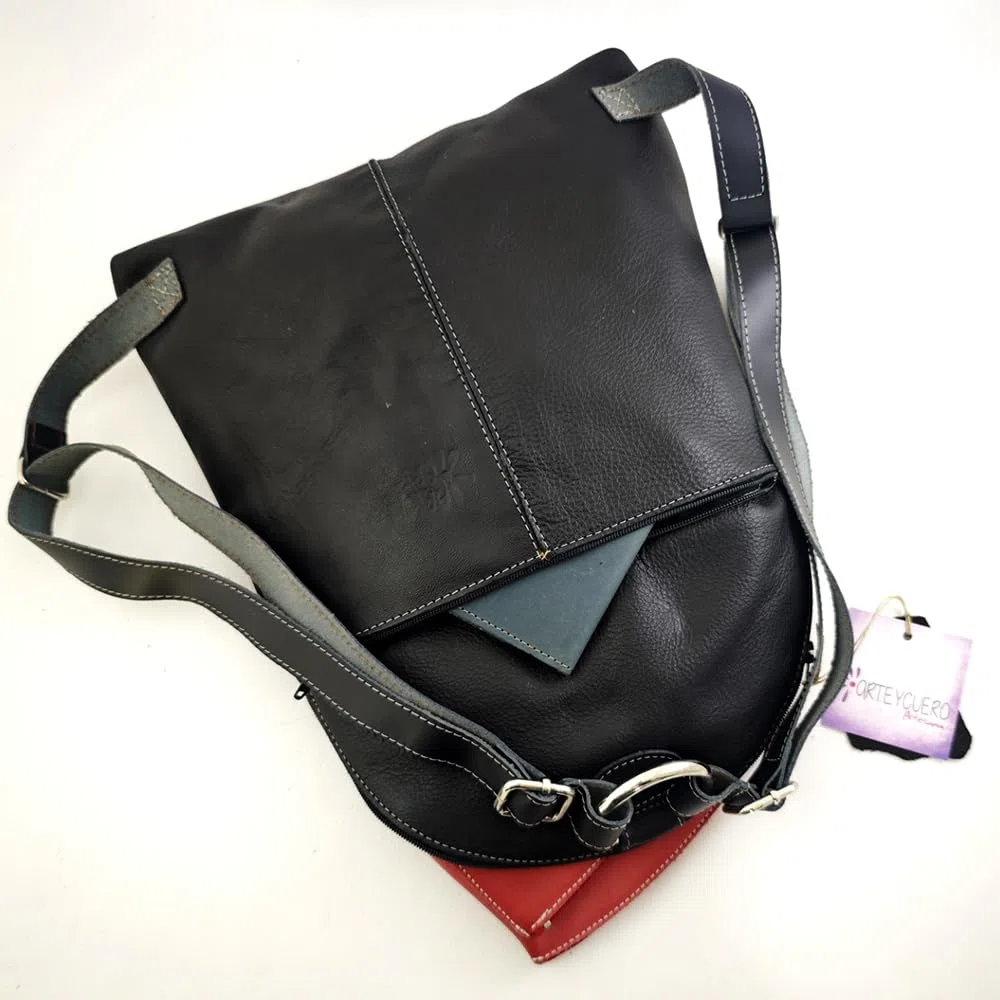 Mochcila espiral de piel negra. Mochila espiral negra de cuero auténtico para mujer. Mochila espiral de mujer.