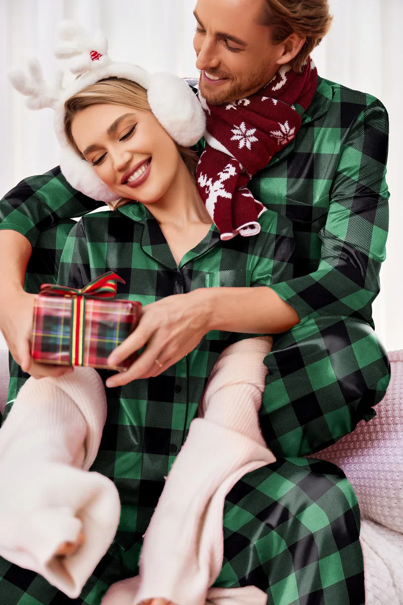 Ekouaer Pijamas a juego para parejas, de seda, de manga larga, de satén, suave, con botones, tallas S-XXL, Cuadros negros y verdes., Medium