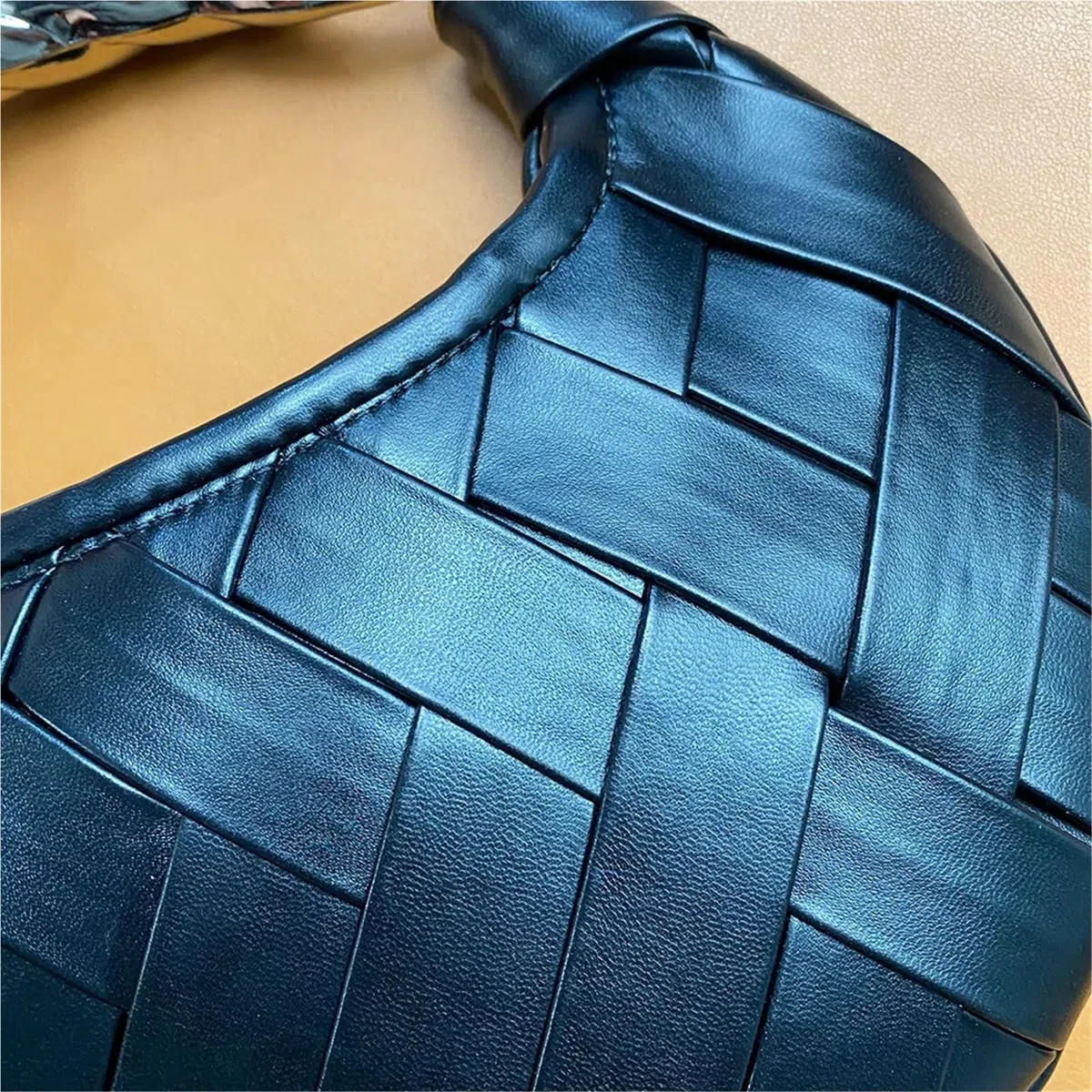 Bolsos De Cuero Trenzado Bolso de mano for mujer, de piel sintética trenzada, tejido a mano, con asa de metal tipo cartera.