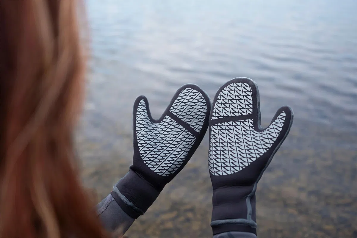 ZONE3 2024 Thermo Tech Warmth Swim Mitts NA24UHTM101 - Black/Silver/Red
