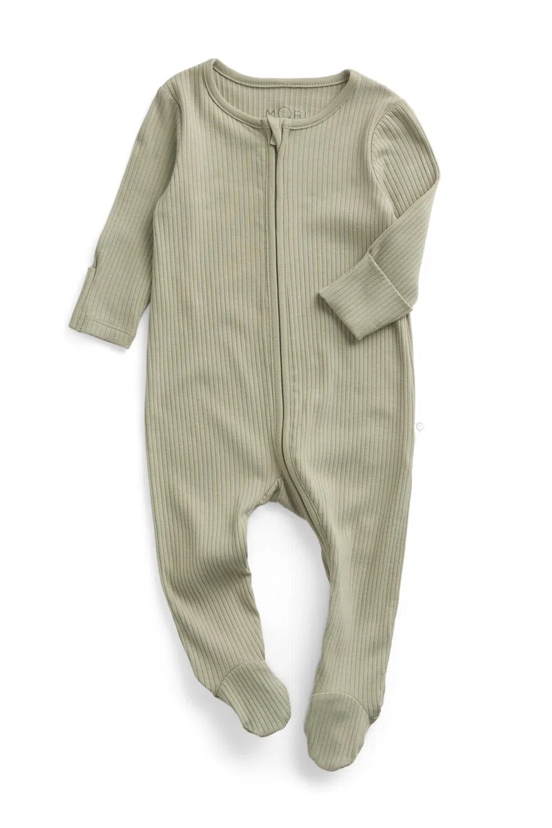 MORI Pijama Unisex de canalé con Cremallera bidireccional para bebé en Color Salvia - Ropa de Dormir cómoda de bambú y algodón orgánico - Pijama para niños pequeños con diseño de pies - 3-6 Meses
