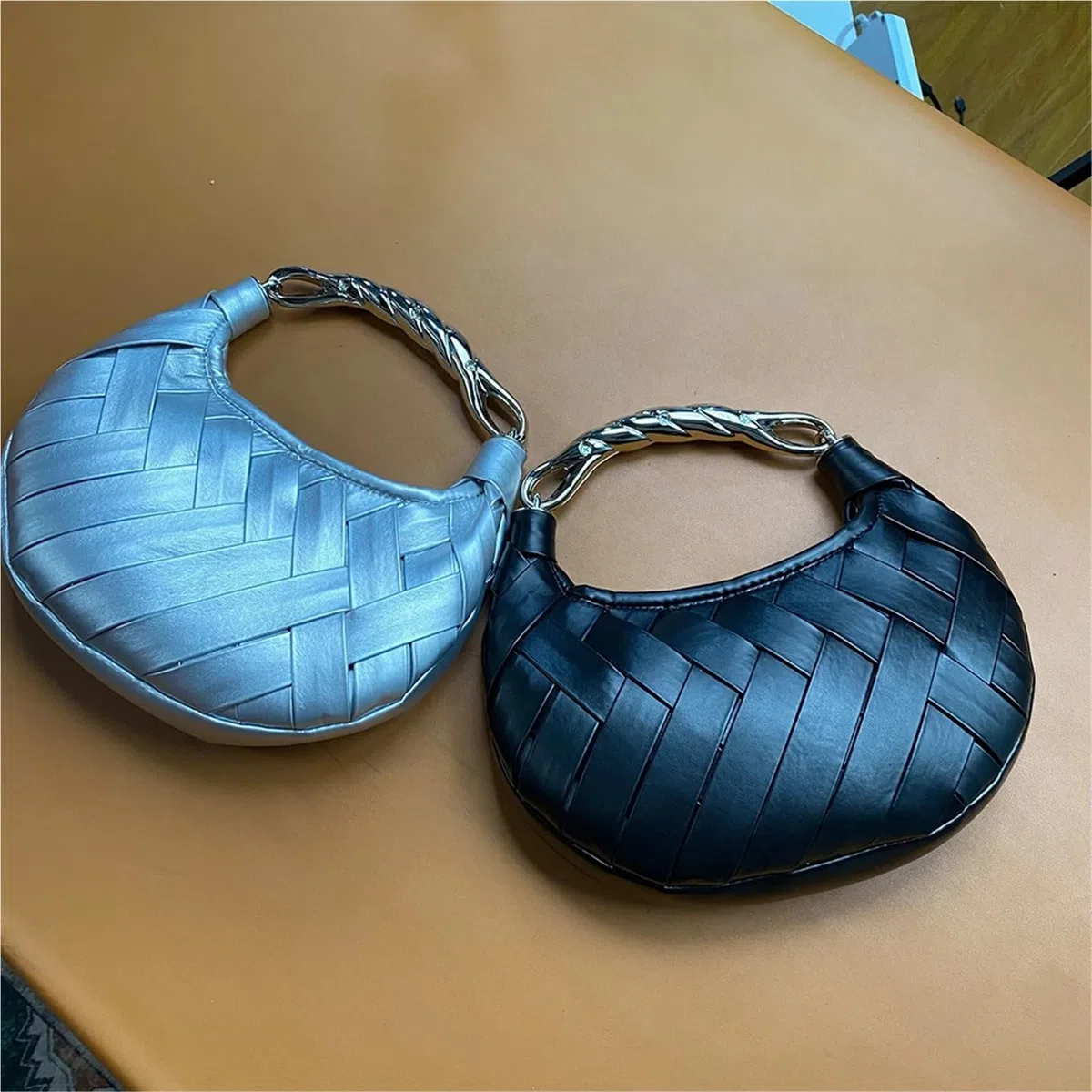 Bolsos De Cuero Trenzado Bolso de mano for mujer, de piel sintética trenzada, tejido a mano, con asa de metal tipo cartera.