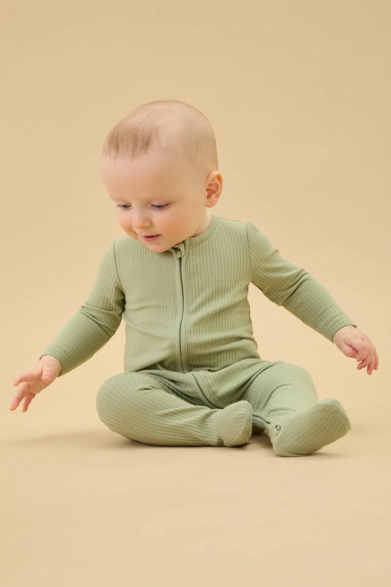 MORI Pijama Unisex de canalé con Cremallera bidireccional para bebé en Color Salvia - Ropa de Dormir cómoda de bambú y algodón orgánico - Pijama para niños pequeños con diseño de pies - 3-6 Meses