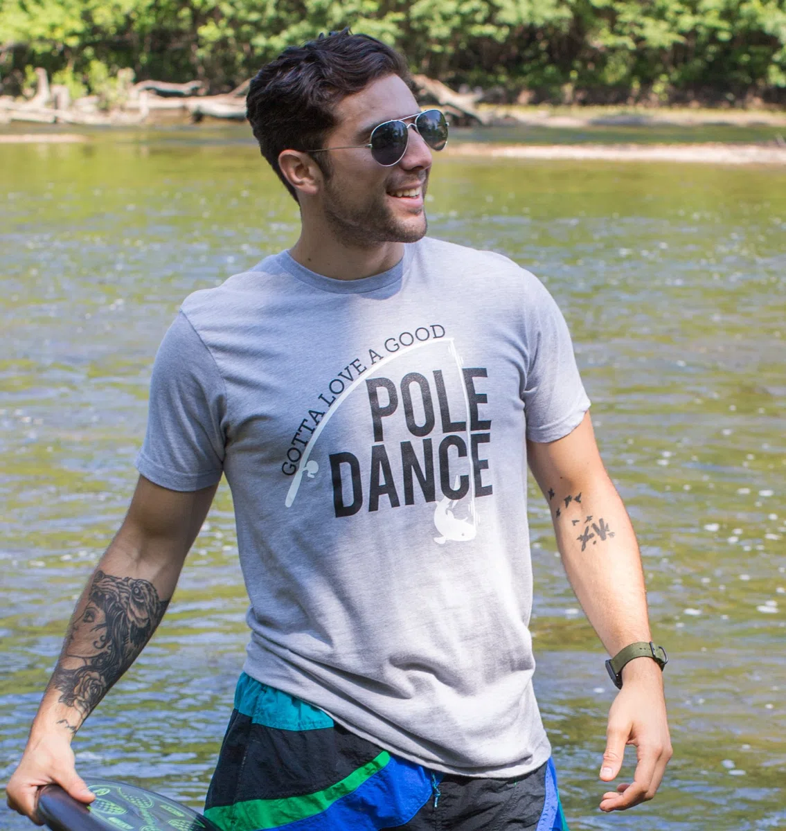 Divertida Camiseta de Pesca Unisex con la Frase «Gotta Love a Good Pole Dance».